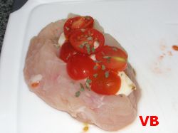 In buzunar se pune mozzarela si felii de rosii